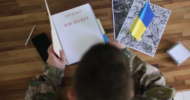 Militar Ucraniano Estudiando Documento Alto Secreto Contraofensiva Primer Plano Película — Vídeos de Stock