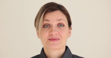 Utangaç genç bir kadın omuzlarını silker. Anlaşmayı düşünen belirsiz bir müşteri ya da alıcı