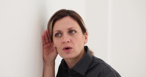 Femme Surprise Écoute Discussion Des Collègues Derrière Mur Dans Bureau — Video