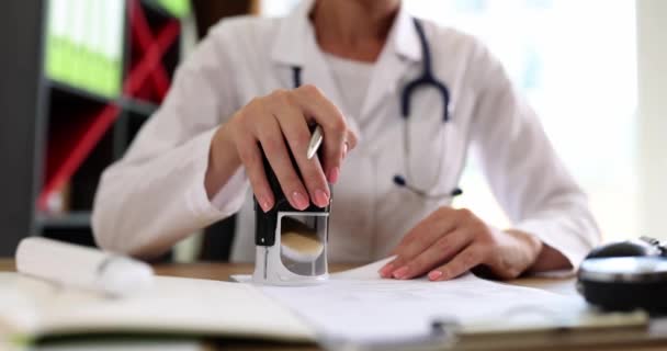 Лікар Закриває Важливі Медичні Документи Реєстрація Медичного Страхування — стокове відео