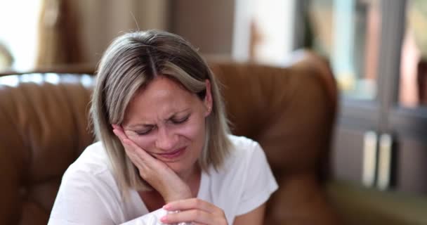 Ongezonde Jonge Vrouw Raakt Haar Wang Die Lijdt Aan Kiespijn — Stockvideo