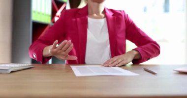 İş anlaşmasının dürüstlüğünden emin olmayan kadın girişimci sözleşme imzalamayı reddediyor. Şüpheci genç kadın iş teklifini reddediyor