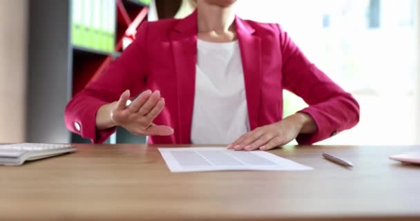Anlaşmasının Dürüstlüğünden Emin Olmayan Kadın Girişimci Sözleşme Imzalamayı Reddediyor Şüpheci — Stok video