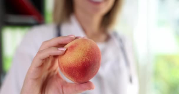 Dietetikus Orvos Kezében Őszibarack Gyümölcs Egészséges Táplálkozási Tanácsadás Vitamin — Stock videók