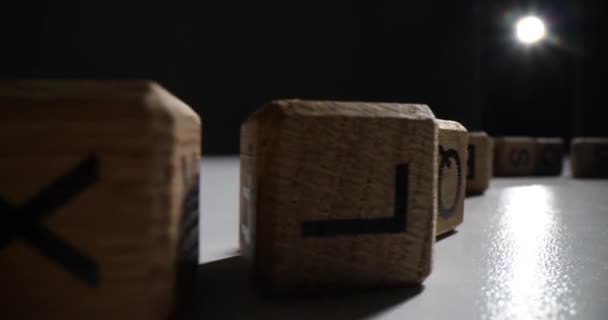 ランダムに英語の文字の木製のブロック 子供たちに読書を教える — ストック動画