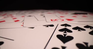 Siyah arka planda bir sürü iskambil kartı var. Poker ve yasadışı kumarhane