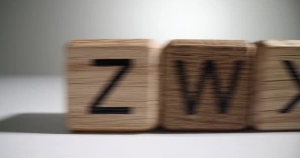 Englisches Alphabet Auf Holzwürfeln Buchstaben Ändern Sich Typisierungstraining Und Methoden — Stockvideo
