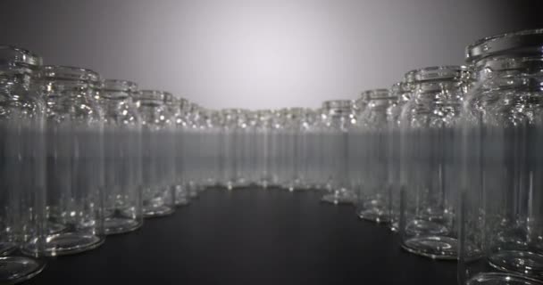 Порожні Скляні Флакони Вакцин Темному Тлі Виробництво Скляних Флаконів Медицини — стокове відео