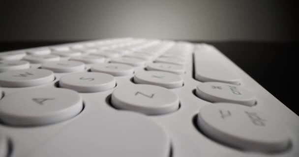 Valkoinen Moderni Tyylikäs Tietokoneen Näppäimistö Mustalla Taustalla Tietokoneen Näppäimistön Valinta — kuvapankkivideo