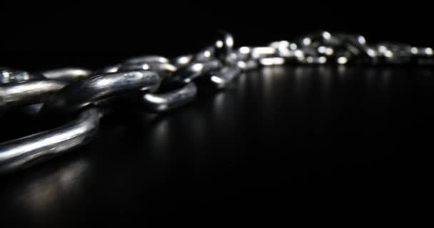 Stříbrný Kovový Řetěz Černém Pozadí Plochý Kovový Řetěz Krátkými Články — Stock video