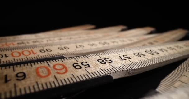 建筑折叠式木制测量工具 在黑色背景上折叠木匠尺子 — 图库视频影像