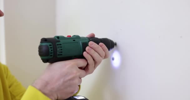 Construtor Trabalhador Está Perfurando Com Máquina Ferramenta Broca Reparação Casa — Vídeo de Stock