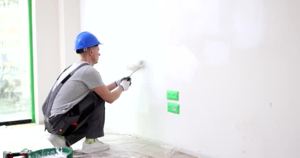 Weiße Wand Mit Rollenschliff Bemalen Wir Machen Reparaturen Appartement Oder — Stockvideo