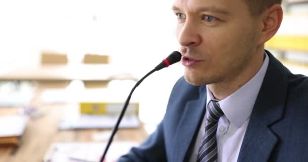 Επιχειρηματίας Μιλάει Κατά Την Παρουσίαση Στο Μικρόφωνο Στο Γραφείο Διεθνές — Αρχείο Βίντεο
