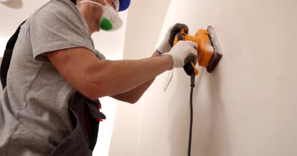 工匠用带翡翠网的特殊手动机械在灰泥壁上打磨 维修人员在完成工作过程中清除油灰缺陷 — 图库视频影像