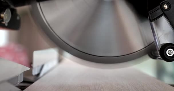 电圆锯在锯木厂切割一块木头 切割层压板地板 — 图库视频影像