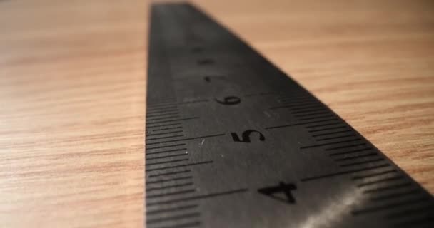 テーブルの上の金属構造テープ測定の閉鎖 パラメータ測定 — ストック動画