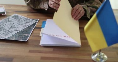 Ordu, Ukrayna birliklerinin karşı saldırıya geçmesini planlayan çok gizli bir belgeyi okuyordu. 4K filmi yavaş çekimde çekiyordu. Rusya 'yla savaş sırasında Ukrayna topraklarının savunma stratejileri