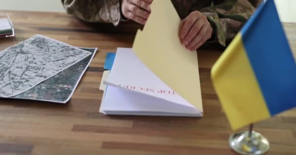 Lettura Militare Documento Top Secret Pianificazione Controffensiva Truppe Ucraine Primo — Video Stock