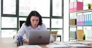 İş yerinde iş arkadaşları ve iş arkadaşları ağır çekimde dostça sohbet ediyorlar. İş konseptinde arkadaşlık