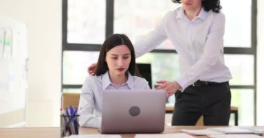 Erkek meslektaşım ofis 4K filminde ağır çekimde çalışan bir çalışanı kaldırıyor. İş konseptinde cinsel taciz