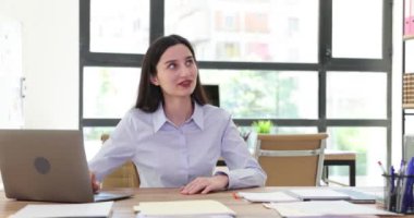 İş arkadaşları ofis 4K filminde taş kağıt makaslarını tartışıp oynuyorlar. Doğru iş karar kavramı