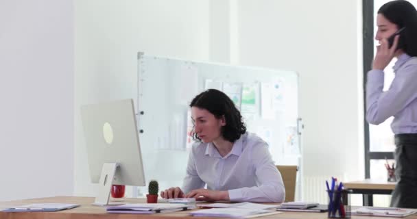 在办公室4K电影中 商业伙伴男女在电脑上工作 用手机交谈 业务发展战略概念 — 图库视频影像