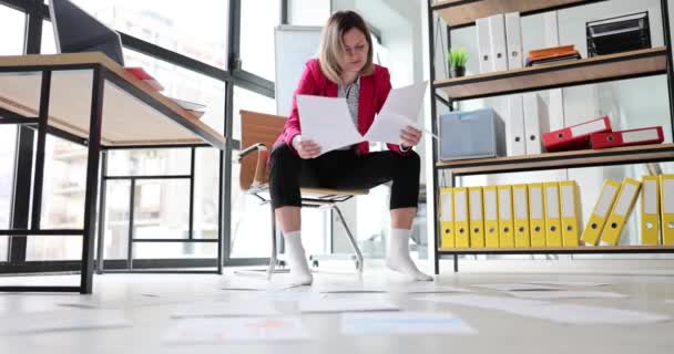 Ξυπόλητη Εργάτρια Άσπρες Κάλτσες Εξετάζει Έγγραφα Που Ρίχνονται Στο Πάτωμα — Αρχείο Βίντεο