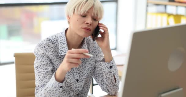 在现代办公室 女员工通过电话在电脑前打瞌睡 Blonde员工在线检查订单细节与客户慢动作 — 图库视频影像