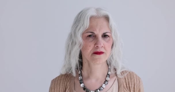 Uzun Saçlı Sinirli Olgun Bir Kadın Stüdyoda Ayakta Duruyor Modern — Stok video
