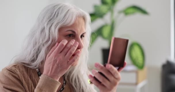Зрелая Женщина Длинными Седыми Волосами Исследует Старческое Состояние Кожи Портативным — стоковое видео
