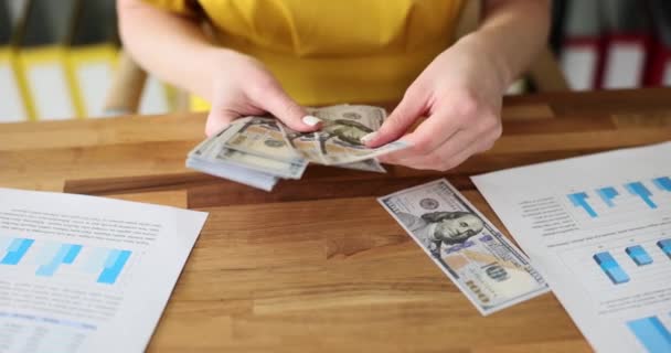 Kadın Çalışan Şirket Öncülüğündeki Belgelerle Masada Oturan Nakit Paraları Sayıyor — Stok video