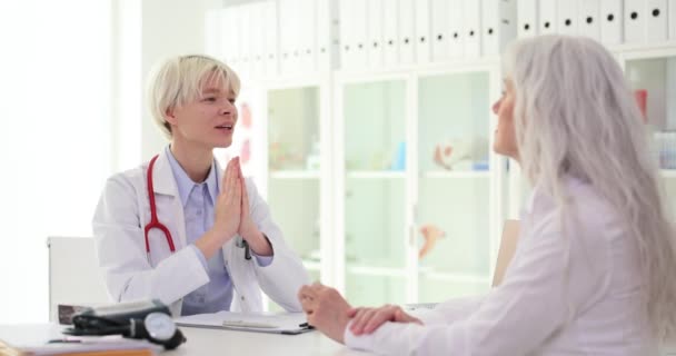 Ein Arzt Der Die Hände Zusammenklammert Spricht Über Die Behandlung — Stockvideo