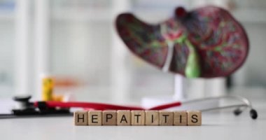 Hepatit, karaciğer modeline karşı ahşap küplerden ve klinik önermelerinde kullanılan steteskoptan oluşur. İnsan organlarının hastalıkları ve patolojileri ağır çekimde