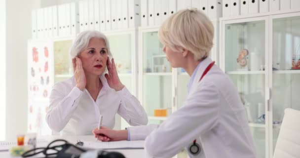 Ältere Frau Klagt Über Ohrenschmerzen Beim Arzttermin Heller Praxis Mit — Stockvideo