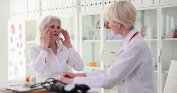 Reife Frau Klagt Über Akute Kopfschmerzen Beim Arzt Der Tisch — Stockvideo