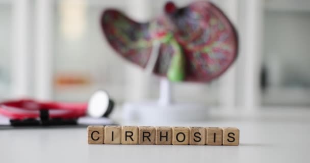 Word Cirrhosis Dibangun Dari Blok Kayu Terhadap Model Hati Dan — Stok Video