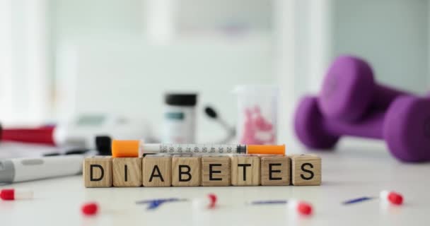 Palavra Diabetes Construído Cubos Madeira Com Seringa Cima Cápsulas Pílula — Vídeo de Stock