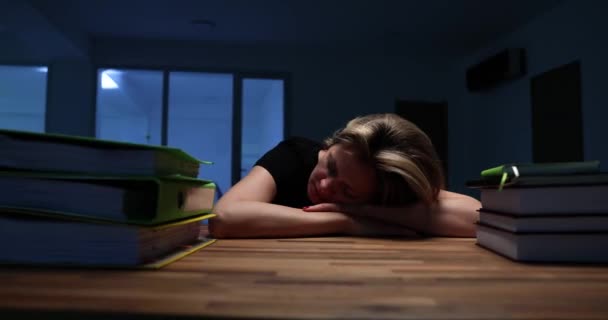 Yorgun Bayan Çalışanlar Dokümanların Olduğu Katların Yakınındaki Tahta Masaya Yaslanarak — Stok video
