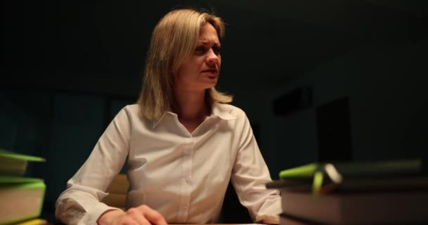Κουραστική Γυναίκα Προσπαθεί Δουλέψει Μέχρι Αργά Στο Γραφείο Κατά Διάρκεια — Αρχείο Βίντεο