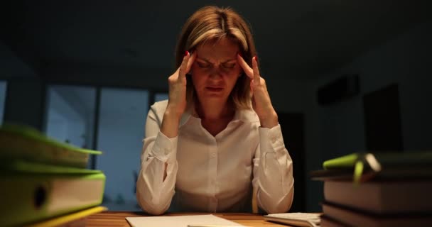 雷雨の中 オフィスで働く疲労した従業員のマッサージ寺院 忙しい女は頭痛がする 業務上の過負荷 — ストック動画
