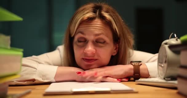 Mujer Reflexiva Apoya Mesa Madera Cerca Del Portapapeles Que Viene — Vídeo de stock