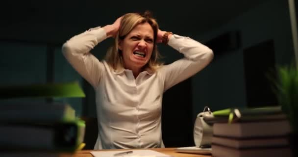 Wściekła Pracownica Krzyczy Głośno Biurze Podnosząc Ręce Głowę Wściekła Kobieta — Wideo stockowe