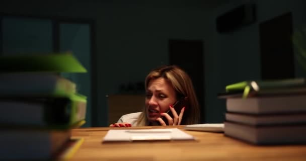 Przestraszona Kobieta Rozmawia Przez Telefon Prosząc Pomoc Przerażony Pracownik Chowa — Wideo stockowe
