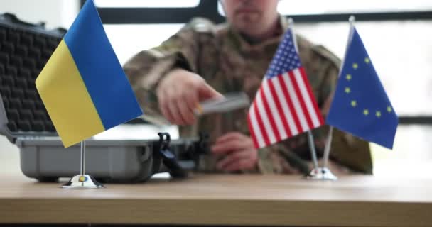 Vojenský Důstojník Klade Palubní Stůl Vlajkami Ukrajiny Usa Evropské Unie — Stock video