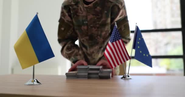 Tiszt Pénzt Amerikai Európai Uniós Zászlók Mellett Álló Ukrán Hadsereg — Stock videók