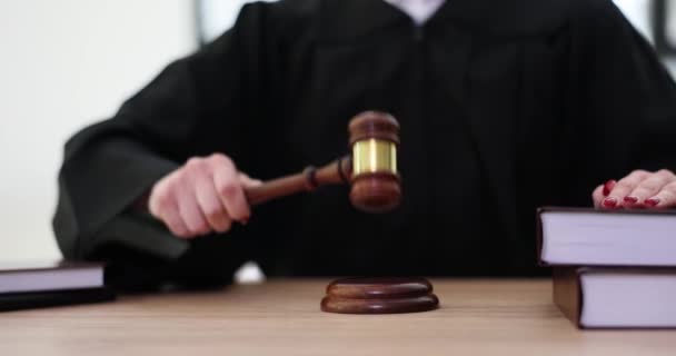Femeie Judecător Bate Ciocănitură Lemn Bloc Sunet Punând Mâna Cărți — Videoclip de stoc