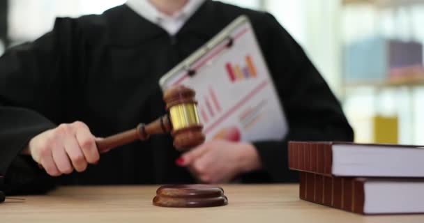 Fából Készült Kalapáccsal Kopogtat Hangosbemondón Grafikonokkal Tartja Papírokat Bíró Megvizsgálja — Stock videók
