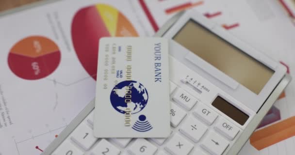 Karta Kredytowa Leży Kalkulatorze Umieszczonym Papierach Wykresami Biurze Rachunkowość Nowoczesny — Wideo stockowe
