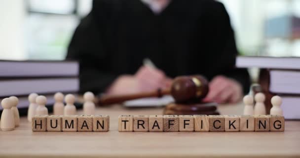 Frase Traffico Esseri Umani Fatta Cubi Legno Contro Giudice Sentenza — Video Stock